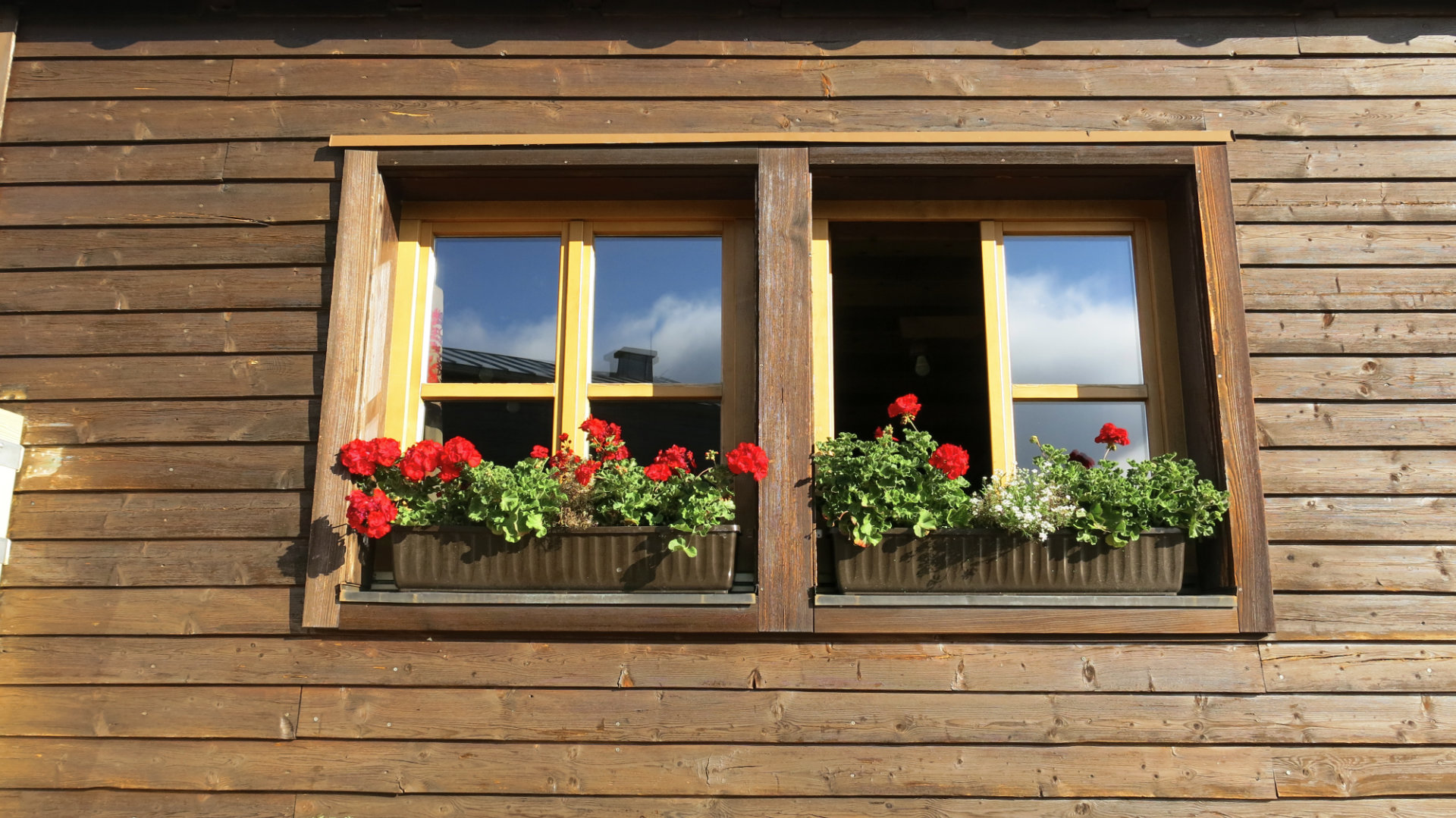 Liebevolle Gestaltung der Fenster auf der Stuttgarter Hütte